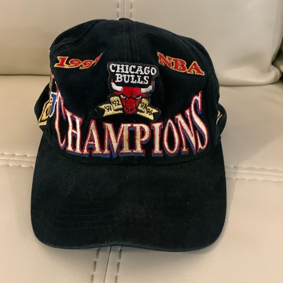 Chicago Bulls Championship cap from the 1997 title team - Picture 2 of 4